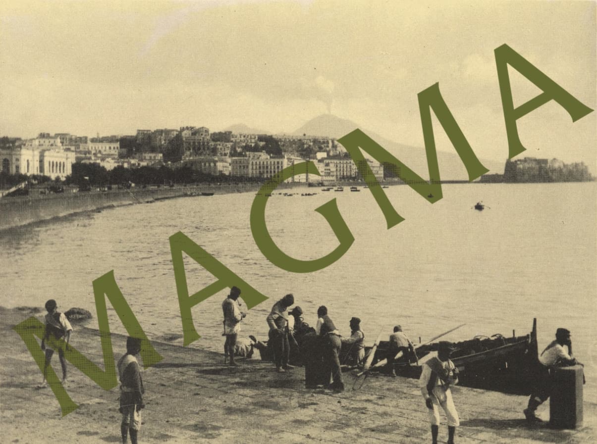 Baie de Naples, le Vésuve fumant à l'horizon, avec le mot MAGMA en surimpression