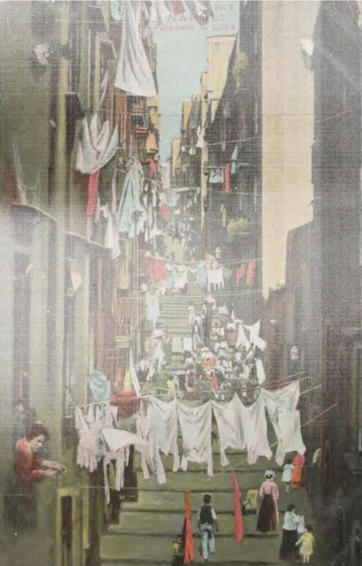 Ruelle en escalier du Pallonetto à Naples, tendue de linge