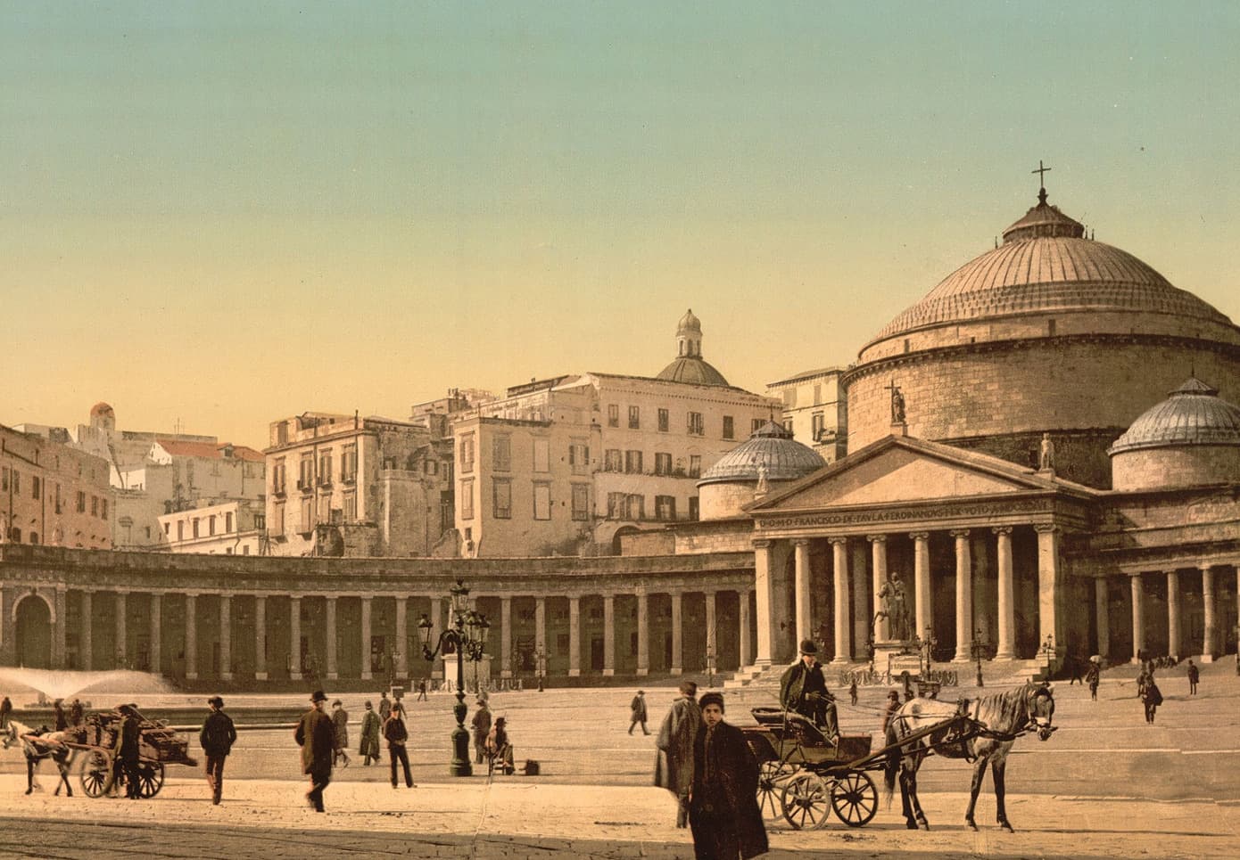 Piazza del Plebiscito à Naples, la colonnade et l'église San Francesco di Paola