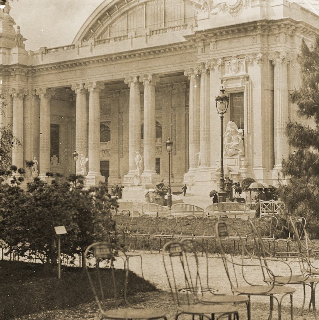 Façade du Grand Palais à Paris, chaises de jardin au premier plan